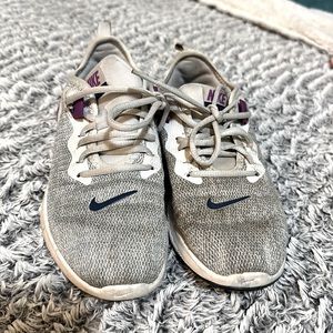 Size 6 Nike Flex shoes